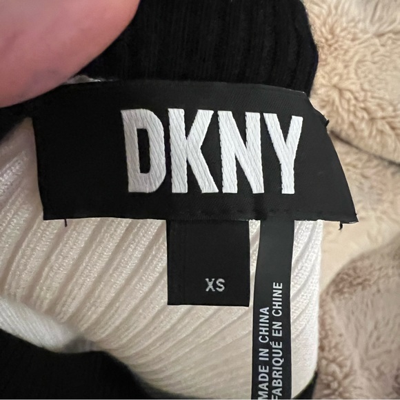 Ribbed Dkny long sleeve top size xs nwot - Picture 3 of 3